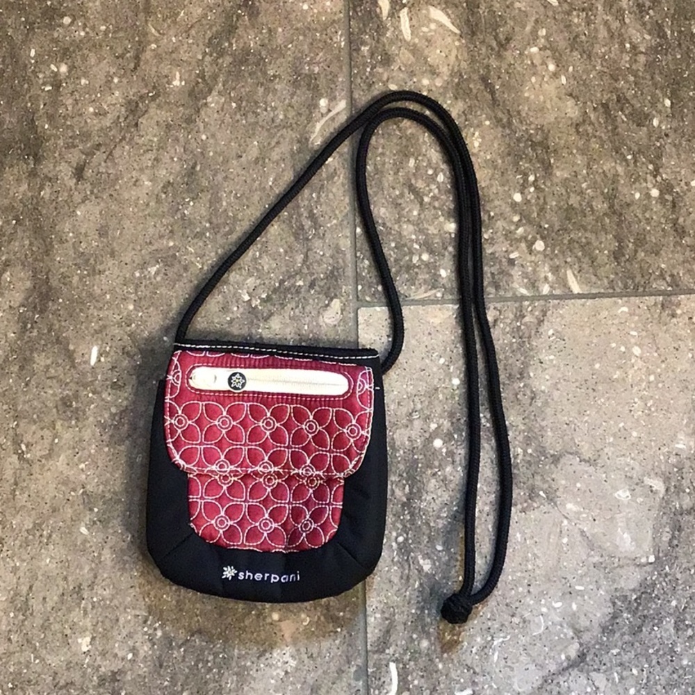 Sherpani Piperle crossbody, red and black